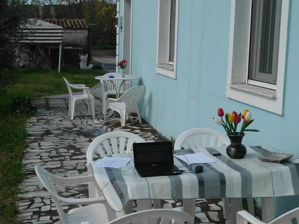Tom'S House Apartment Skriperon Екстериор снимка