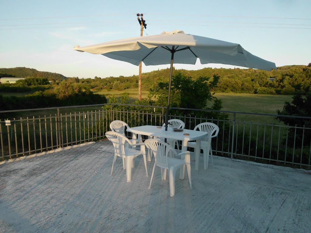 Tom'S House Apartment Skriperon Екстериор снимка