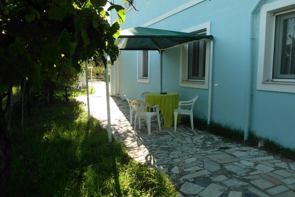 Tom'S House Apartment Skriperon Екстериор снимка